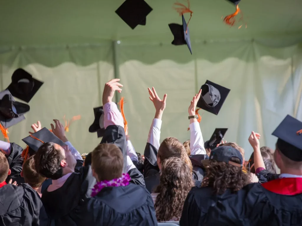 Étudiants diplômés célébrant leur réussite universitaire lors d’une cérémonie de graduation